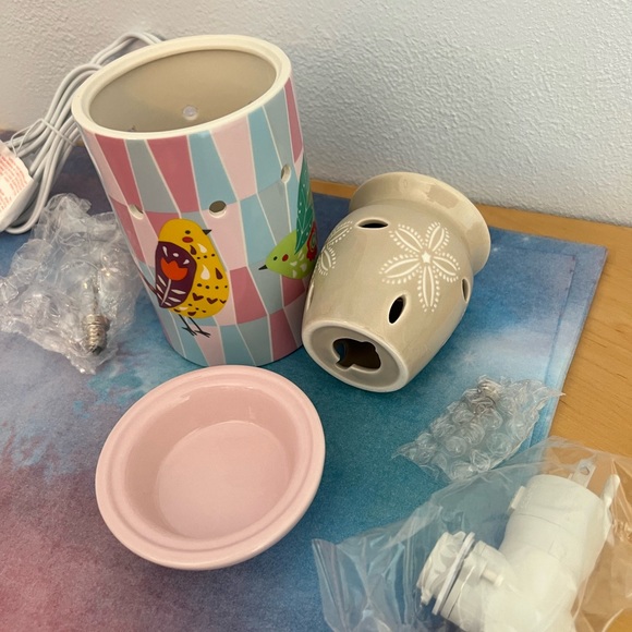 NEW Scentsy PRETTY BIRD WARMER & NEW SAND DOLLAR Nightlight Scentsy Warmer - Picture 2 of 16